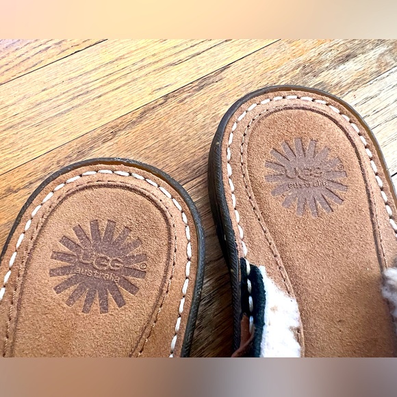 NWOT Beautiful Black and Tan Ugg womens sandals leather sheepskin fuzzy size 7 - Picture 2 of 7